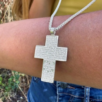 Imagen Cruz del Padre nuestro mostrada sobre el antebrazo de una modelo y su cadena de Plata.