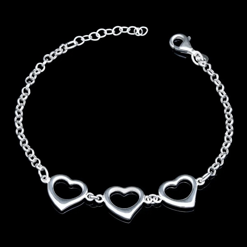 Pulsera Tres Corazones y cadena de Rolo, fabricado en Plata de Ley sobre fondo negro.