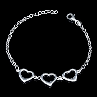 Pulsera Tres Corazones y cadena de Rolo, fabricado en Plata de Ley sobre fondo negro.