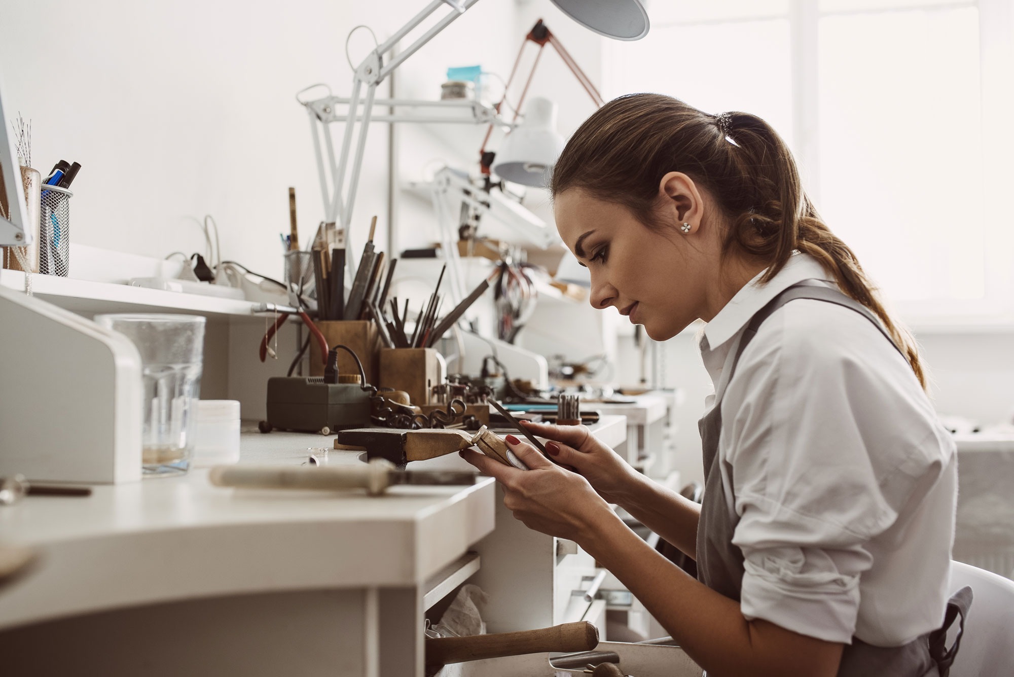 El Arte de la Joyería de Plata Hecha a Mano: Elegancia Artesanal
